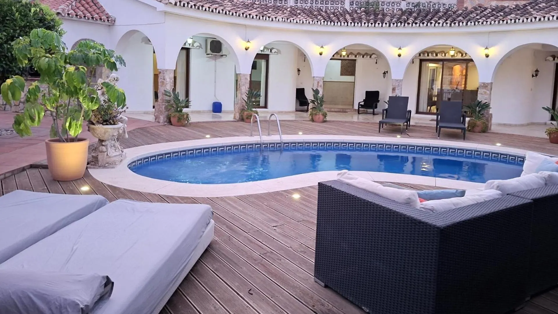 Summer Offers! Fabulous Luxury Villa Near The Beach Sleeps 8 Benalmádena